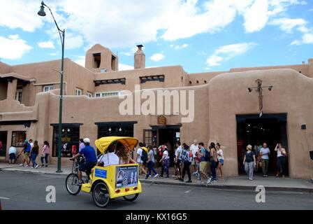 Monter un petit bus de touristes dans la région de Santa Fe New Mexico, près de la plaza Banque D'Images