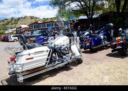 Motocyclettes personnalisées à la taverne de mine en stationnement nouveau mexique madrid Banque D'Images