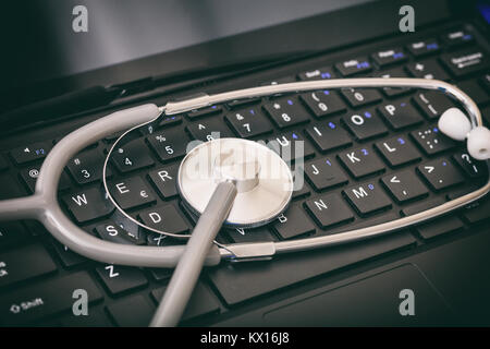 Stéthoscope et un clavier noir sur un bureau Banque D'Images