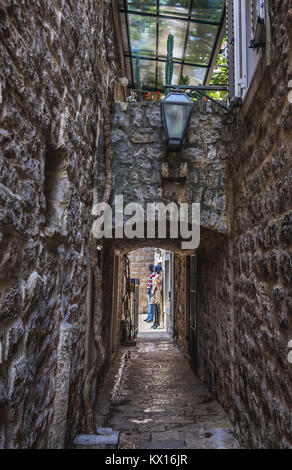 Ruelle de la vieille ville de Budva, ville sur la côte de la mer adriatique au Monténégro Banque D'Images