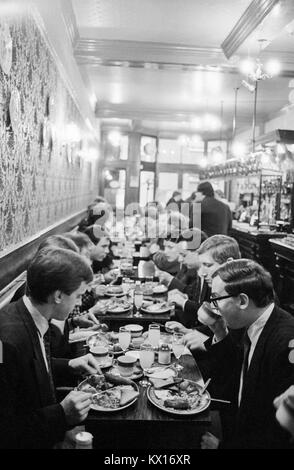 Petit-déjeuner à l'espoir pub à Cowcross Street, Clerkenwell, Smithfield Market, Londres, tôt le matin, 21 Janvier 1991 Banque D'Images