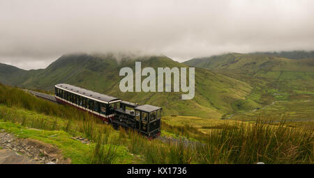 Vue depuis le mont Snowdon, Snowdonia, Gwynedd, Pays de Galles, Royaume-Uni - Vue en direction nord vers Llyn Padarn et Llanberis, avec le Snowdon Mountain Railway Banque D'Images