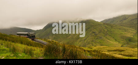 Vue depuis le mont Snowdon, Snowdonia, Gwynedd, Pays de Galles, Royaume-Uni - Vue en direction nord vers Llyn Padarn et Llanberis, avec le Snowdon Mountain Railway Banque D'Images