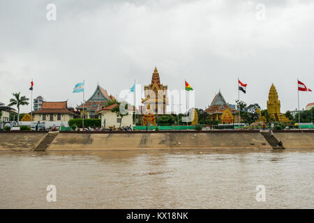 La mondialisation Sisowath Quay de la rivière Tonle Sap, en face du Palais Royal de Phnom Penh au Cambodge, les drapeaux des différents pays sur des poteaux Argentine Banque D'Images