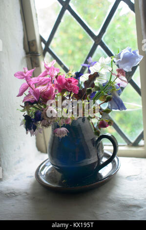 Vase de fleurs informel dans un comté chambre fenêtre - John Gollop Banque D'Images