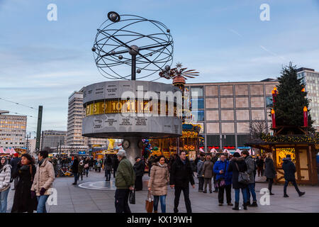 Plusieurs touristes sont debout dans le monde horloge temps réel sur Alexanderplatz à Berlin Banque D'Images