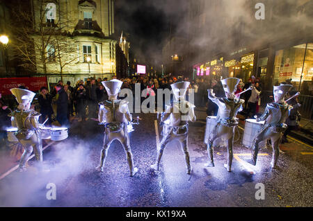 Les batteurs de divertir les foules LED étincelle sur la butte dans le cadre de l'Edinburgh Hogmanay Célébrations 2017/18. Banque D'Images