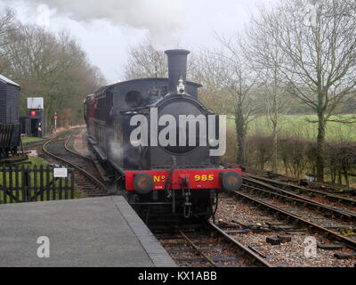 Un ex. London et North Eastern Railway classe Y7 0-4-0 réservoir du moteur apporte un train en gare Brockford Banque D'Images