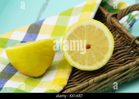 Deux moitiés de citron juteux sur bac en osier, gros plan Banque D'Images