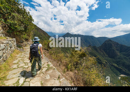 Backpacker explorer les sentiers escarpés de l'Inca de Machu Picchu, le plus visité de destinations de voyage au Pérou. Aventures d'été en Amérique du Sud. Banque D'Images