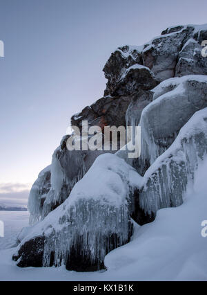 Des structures de glace sur le lac gelé en Tornetrask La Suède Banque D'Images