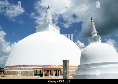 Grand Stupa Ruwanwelisaya Ched et petits blancs stupa à Anuradhapura, Sri Lanka Banque D'Images