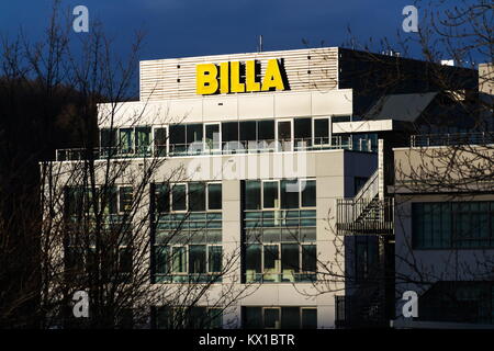 PRAGUE, RÉPUBLIQUE TCHÈQUE - 6 janvier : BILLA logo de l'entreprise en face de supermarché du groupe allemand Rewe le 6 janvier 2018 à Prague, République tchèque. Banque D'Images