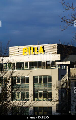 PRAGUE, RÉPUBLIQUE TCHÈQUE - 6 janvier : BILLA logo de l'entreprise en face de supermarché du groupe allemand Rewe le 6 janvier 2018 à Prague, République tchèque. Banque D'Images