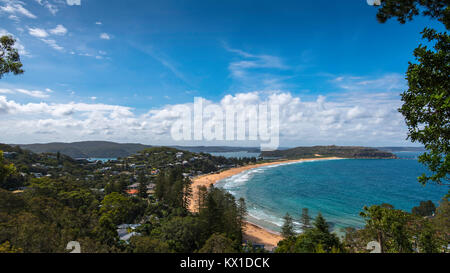 Vue panoramique vers le nord le long de la plage Palm Beach de Sydney en direction de la pointe Barrenjoey et du phare en Australie Banque D'Images