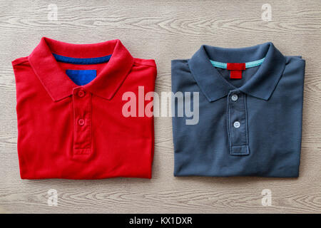 Close up polo shirt mis sur table en bois Banque D'Images