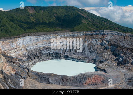 Lac de cratère avec Caldera, le volcan Poas, Parc National Volcan Poas, au Costa Rica Banque D'Images