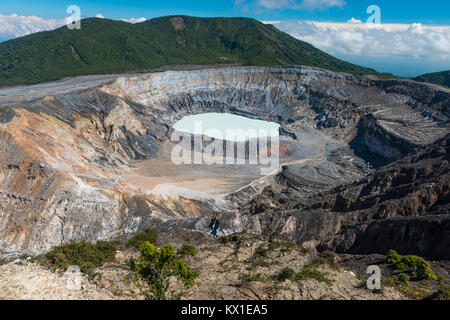 Lac de cratère avec Caldera, le volcan Poas, Parc National Volcan Poas, au Costa Rica Banque D'Images