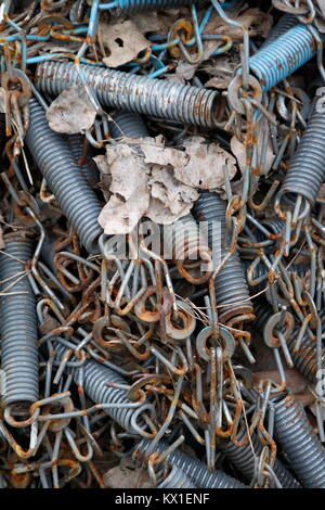 Old rusty springs.Ferraille.. Banque D'Images