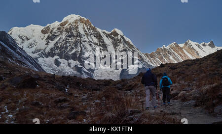 Les randonneurs à pied jusqu'à l'Annapurna Sud (guides), massif de l'Annapurna, Népal Banque D'Images