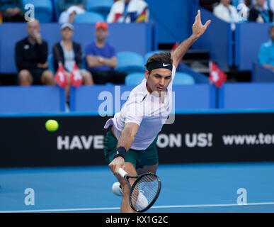 Perth, Australie. 6 janvier, 2017. La Suisse de Roger Federer renvoie la balle à l'adversaire Alexander Zverev de l'Allemagne en finale de la Hopman Cup à Perth, Australie, Janvier 6, 2018. Crédit : Trevor Collens/Alamy Live News Banque D'Images