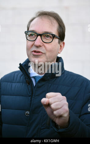 Seeon, Allemagne. 06 Jan, 2018. Le ministre allemand des Transports et le Secrétaire général de l'Union chrétienne-sociale (CSU) de Bavière, Alexander Dobrindt, arrive pour la séance de clôture de la conférence d'hiver de la CSU au couvent Seeon Seeon, en Allemagne, 06 janvier 2018. Crédit : Andreas Gebert/dpa/Alamy Live News Banque D'Images