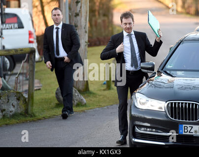 Seeon, Allemagne. 06 Jan, 2018. Le Premier Ministre de Saxe Michael Kretschmer (R) arrive pour la séance de clôture de la conférence d'hiver de la CSU au couvent Seeon Seeon, en Allemagne, 06 janvier 2018. Crédit : Andreas Gebert/dpa/Alamy Live News Banque D'Images