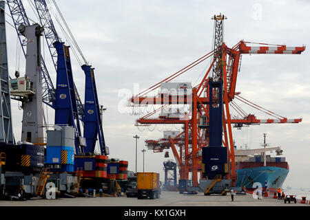 (180106) -- YONGON, le 6 janvier 2018 (Xinhua) -- Photo prise le 6 janvier 2018 montre grues et chariots au Myanmar port industriel à Yangon, Myanmar. Le commerce extérieur du Myanmar subi 3,27 milliards de dollars américains dans le déficit commercial des trois premiers trimestres de l'année scolaire 2017-2018 (April-March), une augmentation de plus de 368,79 millions de dollars de ce fait contre en 2016-2017. (Xinhua/U Aung) Banque D'Images