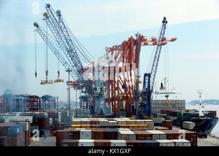 (180106) -- YONGON, le 6 janvier 2018 (Xinhua) -- Photo prise le 6 janvier 2018 grues à conteneurs montre le Myanmar port industriel à Yangon, Myanmar. Le commerce extérieur du Myanmar subi 3,27 milliards de dollars américains dans le déficit commercial des trois premiers trimestres de l'année scolaire 2017-2018 (April-March), une augmentation de plus de 368,79 millions de dollars de ce fait contre en 2016-2017. (Xinhua/U Aung) Banque D'Images