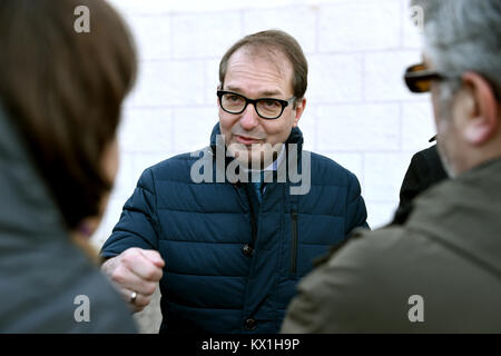 Seeon, Allemagne. 06 Jan, 2018. Le ministre allemand des transports et de l'homme politique de l'Union chrétienne sociale (CSU), Alexander Dobrindt, arrive pour la séance de clôture de la conférence d'hiver de la CSU au couvent Seeon Seeon, en Allemagne, 06 janvier 2018. Crédit : Andreas Gebert/dpa/Alamy Live News Banque D'Images