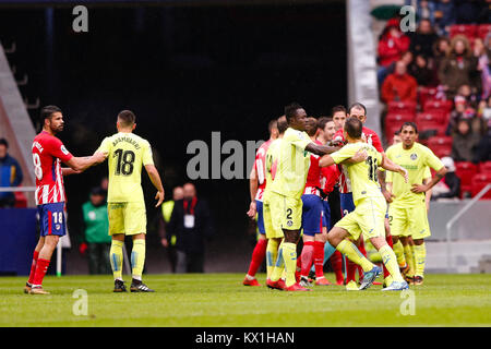 Juan Cala (Getafe). Diego Godin (Atletico de Madrid), en action au cours de la Liga match entre l'Atlético de Madrid vs Getafe CF au stade Wanda Metropolitano de Madrid, Espagne, le 6 janvier 2018 . Más Información Gtres Crédit : Comuniación sur ligne, S.L./Alamy Live News Banque D'Images