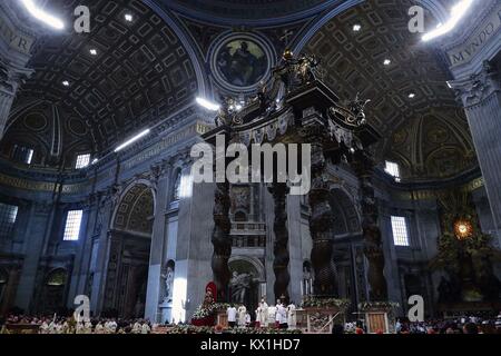 État de la Cité du Vatican. 6 janvier 2018 - État de la Cité du Vatican (Saint-Siège) LE PAPE FRANÇOIS célèbre la messe de l'Épiphanie dans la Basilique Saint Pierre au Vatican : Evandro Inetti de crédit/ZUMA/Alamy Fil Live News Banque D'Images