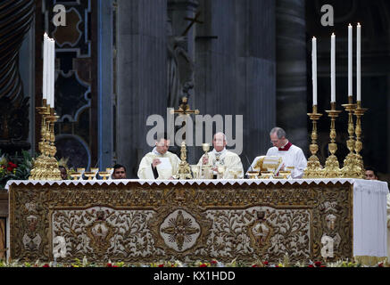 État de la Cité du Vatican. 6 janvier 2018 - État de la Cité du Vatican (Saint-Siège) LE PAPE FRANÇOIS célèbre la messe de l'Épiphanie dans la Basilique Saint Pierre au Vatican : Evandro Inetti de crédit/ZUMA/Alamy Fil Live News Banque D'Images