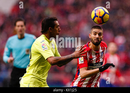 Damian Suarez (Getafe). Yannick Carrasco (Atletico de Madrid), en action au cours de la Liga match entre l'Atlético de Madrid vs Getafe CF au stade Wanda Metropolitano de Madrid, Espagne, le 6 janvier 2018 . Más Información Gtres Crédit : Comuniación sur ligne, S.L./Alamy Live News Banque D'Images