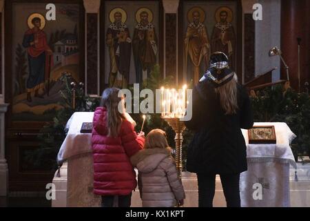 Londres, Royaume-Uni. 06 Jan, 2018. Londres 6 Janvier 2018 : les croyants Chrétiens Orthodoxes allument des bougies la veille de Noël dans la Cathédrale Orthodoxe Russe de la Dormition de la Mère de Dieu et tous les Saints à Knightsbridge. Credit : claire doherty/Alamy Live News Banque D'Images