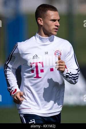 Doha, Qatar. 6 janvier, 2018. Le Bayern de Munich, Joshua Kimmich participe à une session de formation à Doha, Qatar, le 6 janvier 2018. L'équipe du FC Bayern Munich se prépare pour le reste de la saison de la Bundesliga dans un camp d'entraînement au Qatar. Crédit : Sven Hoppe/dpa/Alamy Live News Banque D'Images