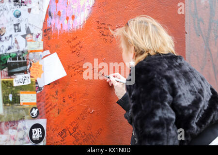 6 janvier, 2018. Fans de laisser des messages au mémorial. David Bowie fans retrouveront au Brixton Bowie Mémorial pour se souvenir de la célèbre pop star qu'est décédé le 10 janvier 2016. Penelope Barritt/Alamy Live News Banque D'Images