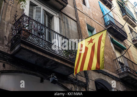 Barcelone, Catalogne, Espagne. 14Th Aug 2017. Un drapeau indépendantiste catalan suspendue à un balcon dans la Ciutat Vella de Barcelone.Depuis le 2 décembre 2013 lorsque le gouvernement catalan présidé par Artur Mas portent sur la question d'un futur référendum sur l'indépendance en Catalogne, les rues, les balcons et les murs de la ville de Barcelone a fourni l'espace pour la communication entre les blocs politiques. Les aspirations de liberté, d'indépendance, l'identité, se sont répandues comme des slogans tout au long de la ville de Barcelone : Crédit SOPA/ZUMA/Alamy Fil Live News Banque D'Images