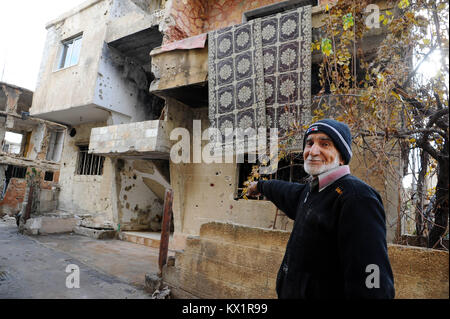 Damas, le 6 janvier 2018 (Xinhua) -- un homme se place en avant d'un bâtiment partiellement détruit dans la ville ravagée par la guerre de Zabadani, nord-ouest de la Syrie Damas campagne près de la frontière libanaise, sur le 6 janvier, 2018. Un total de 1 500 familles ont retourné à la ville de Zabadani, dans le nord-ouest de la capitale Damas campagne près de la frontière libanaise, l'agence d'information SANA rapporte, samedi. Source : Xinhua/Alamy Live News Banque D'Images