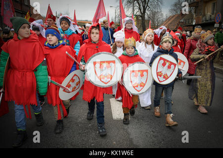 Bydgoszcz, Pologne. 6 janvier, 2018. Enfants habillés comme chevaliers prennent part aux trois rois Day Parade à Bydgoszcz, Pologne, le 6 janvier 2018. Credit : Jaap Arriens/Xinhua/Alamy Live News Banque D'Images