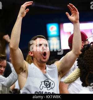 Boulder. 6 janvier, 2018. Un ventilateur heckles Colorado les fonctionnaires pendant le match contre l'Arizona à la Coors Event Center à Boulder. Credit : csm/Alamy Live News Banque D'Images