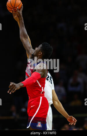 Boulder. 6 janvier, 2018. Arizona's Deandre Ayton remporte le opnening astuce contre Colorado à la Coors Event Center à Boulder. Colorado a gagné 80-77. Credit : csm/Alamy Live News Banque D'Images