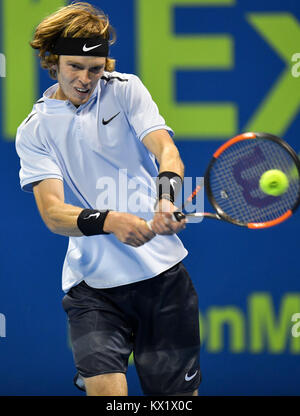 Doha, Qatar. 6 janvier, 2018. Andreï Roublev de Russie hits un retour au cours de la des célibataires finale contre Gaël Monfils de la France à l'ATP de l'Open du Qatar à Doha, Qatar, le 6 janvier 2018. Andreï Roublev a perdu 0-2. Credit : Nikku/Xinhua/Alamy Live News Banque D'Images