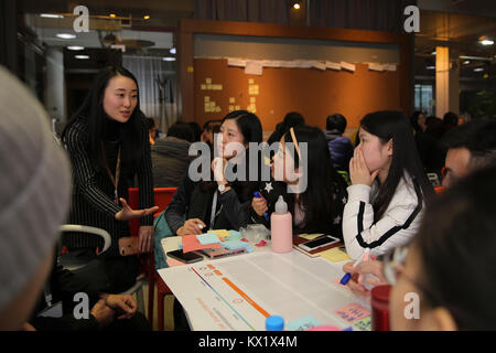 Shanghai, Chine. 6 janvier, 2018. Un instructeur fournit des lignes directrices pour les étudiants au cours d'un séminaire à l'Université de Tongji à Shanghai, la Chine orientale, le 6 janvier 2018. La deuxième Startup Camp Vallée Tongji-Bauhinia a débuté à l'Université Tongji Samedi, attirant plus de 70 étudiants de la partie continentale de Chine du sud de la Chine, régions administratives spéciales de Hong Kong et Macao et Taiwan de la Chine du sud-est. Crédit : Du Xiaoyi/Xinhua/Alamy Live News Banque D'Images