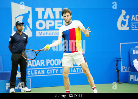 Pune, Inde. 6 janvier 2018. Gilles Simon de France en action à la finale de la des célibataires la concurrence au Maharashtra ouverte Tata tournament à Mahalunge Balewadi Tennis Stadium à Pune, en Inde. Credit : Karunesh Johri/Alamy Live News. Banque D'Images