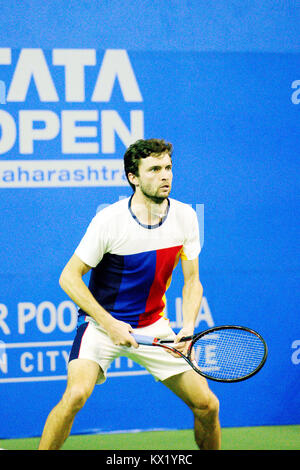 Pune, Inde. 6 janvier 2018. Gilles Simon de France en action à la finale de la des célibataires la concurrence au Maharashtra ouverte Tata tournament à Mahalunge Balewadi Tennis Stadium à Pune, en Inde. Credit : Karunesh Johri/Alamy Live News. Banque D'Images