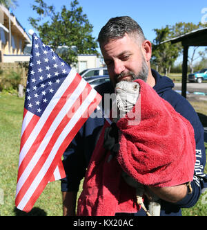 WESTON, Floride - 05 janvier : (COUVERTURE EXCLUSIVE) froid brutal, fait froid dans le nord-est après "bombe cyclone. Florida Fish and Wildlife Conservation Commission ont déclaré que les iguanes peuvent devenir paralysés ou là où le mercure a atteint entre 40 et 50 degrés. Tous les iguanes sur l'état tombent des arbres après être devenu à froid. Guides touristiques et l'on voit ici pour la chaude robe airboat ride comme employé Tim parle de soins 'IGGY l'Iguane par l'enveloppant dans une couverture et même mettre des gants sur lui pour lui tenir chaud au SawGrass Recreation Park situé dans Everglades National Park Banque D'Images