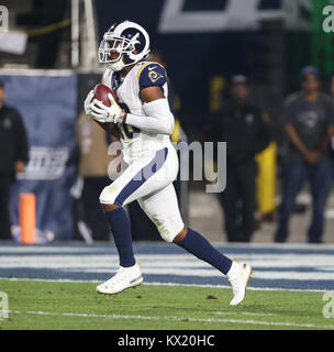 Los Angeles, CA, USA. 06 Jan, 2018. Los Angeles Rams wide receiver Pharoh Cooper (10) prendre un coup au cours de la NFL NFC Wildcard match entre les Falcons d'Atlanta vs Los Angeles Rams au Los Angeles Memorial Coliseum de Los Angeles, Ca, 06 janvier 2018. Jevone Moore/CSM/Alamy Live News Banque D'Images