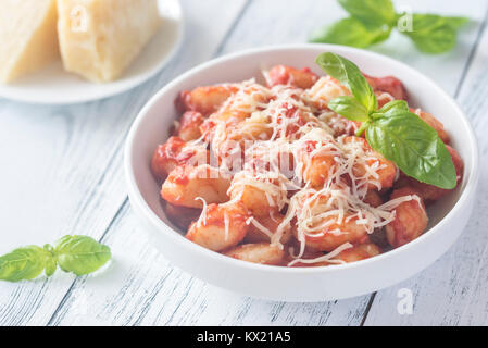 Gnocchi de pommes de terre avec sauce tomate et fromage râpé Banque D'Images