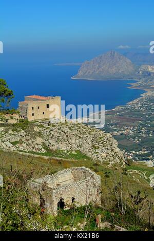 Vue spectaculaire de la ville d'Erice perché sur le bas de la côte sicilienne par un après-midi ensoleillé, avec quelques bâtiments en ruine à l'avant-plan. Banque D'Images